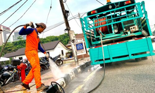 PETUGAS PEMBERSIHAN SWM ENVIRONMENT ANTARA JAYAKAN CUCI-CUCI DUYONG