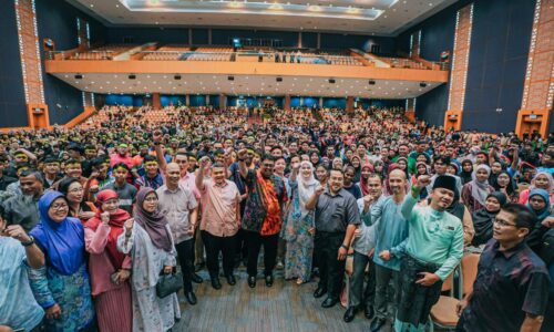 AB RAUF SUNTIK SEMANGAT KEPADA LEBIH 1,700 PELAJAR