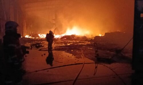 KILANG PERABOT MUSNAH TERBAKAR DI BUKIT RAMBAI