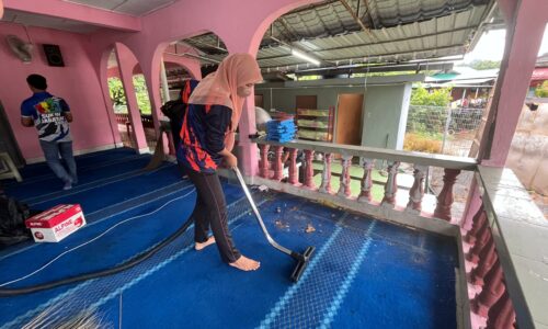 WRUR BEMBAN: CMI, KMB BERSAMA KOMUNITI GOTONG-ROYONG INDAHKAN SURAU