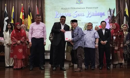 SENI DAN BUDAYA BENTUK IDENTITI BANGSA