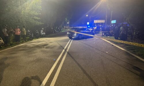 ANGGOTA TENTERA MAUT REMPUH KERETA MASUK SIMPANG MENGEJUT