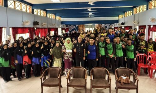 CEMERLANG SPM 2024: SMK NYALAS, SIMPANG BEKOH DAPAT PERHATIAN YB ALONG