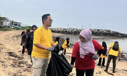 GOTONG-ROYONG BERSIH PANTAI SEMPENA KEMERDEKAAN KE-68