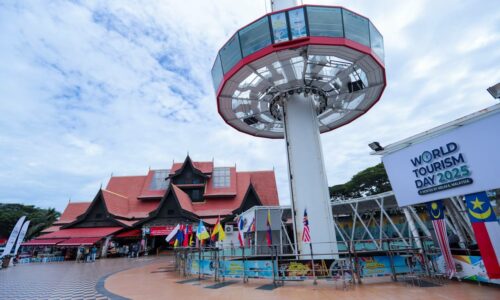 KIBARAN JALUR GEMILANG WARNAI PERKARANGAN MENARA TAMING SARI