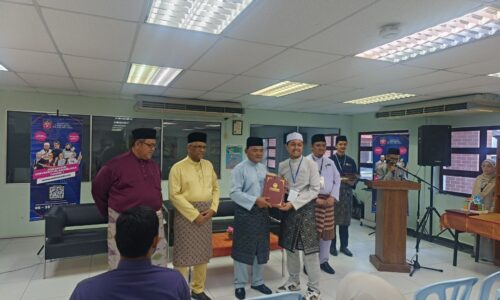 TANAM NAWAITU TAMAT PENGAJIAN DENGAN CEMERLANG