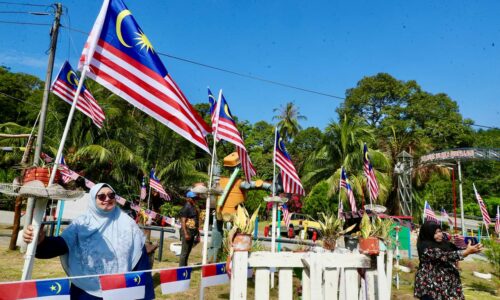 TRADISI GOTONG-ROYONG SUBURKAN PERPADUAN FELDA HUTAN PERCHA
