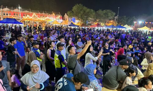 LEBIH 3,000 SANTAI MALAM MINGGU DI DATARAN KERIS