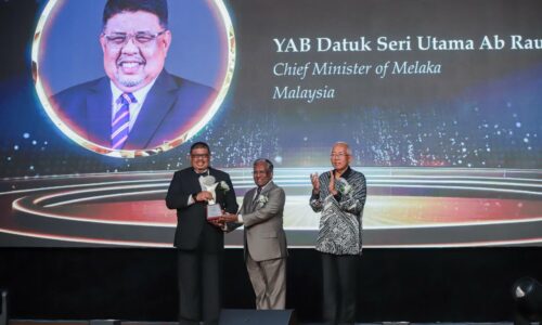 KOMITMEN AB RAUF BANGUNKAN MODAL INSAN MELAKA DIIKTIRAF HRD ASIA