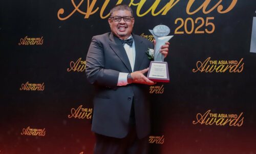 AB RAUF KETUA MENTERI KEDUA TERIMA PENGIKTIRAFAN HRD ASIA