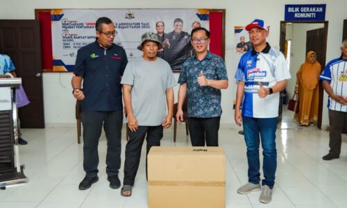 WRUR REMBIA: 500 ANAK BENIH KELAPA PANDAN DIAGIH KEPADA PENGUNJUNG HARI LADANG