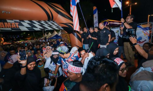 1,500 GAMATKAN SEMARAK REMBIA NEON WALK DATARAN KERIS