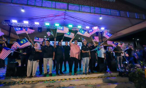 ‘AYUH RAKYAT MELAKA, ZAHIRKAN RASA CINTA PADA NEGARA’ – KM