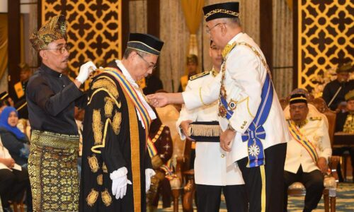 KETUA HAKIM NEGARA DAHULUI SENARAI 331 PENERIMA PINGAT DARJAH KEBESARAN MELAKA