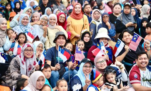 LEBIH 50,000 MERIAHKAN SAMBUTAN HARI KEBANGSAAN KE-68 DI BANDA HILIR