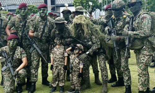 DUA BERADIK ‘ASKAR CILIK’ SEMANGAT SAMBUT MERDEKA