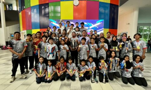 MELAKA JOHAN FINSWIMMING TIGA TAHUN BERTURUT-TURUT