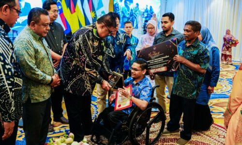 TAPEM RAIKAN 213 PELAJAR CEMERLANG MELAKA