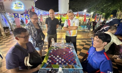MENARA TAMING SARI MARTABATKAN PERMAINAN TRADISIONAL