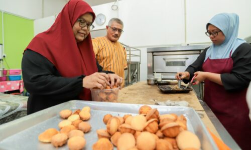 BAULU MAK WAN, LAMBANG WANITA HATI WAJA