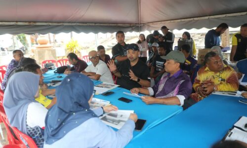SUKAN AIR, ‘BANANA BOAT’ TARIKAN PESTA PANTAI TANJUNG BIDARA