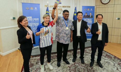 KETUA MENTERI TERIMA KUNJUNG HORMAT BINTANG BADMINTON NEGARA