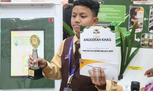 MINYAK WANGI DAUN PANDAN HARUMKAN NAMA SK NYALAS