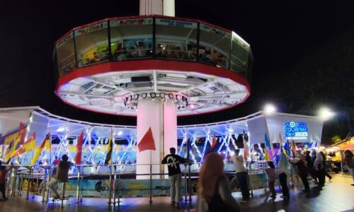 MENARA TAMING SARI MENJADI TUMPUAN PENGUNJUNG NIKMATI SUASANA MALAM