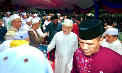 LEBIH 10,000 UMAT ISLAM ‘HIDUPKAN’ MELAKA BERSELAWAT
