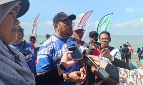 PPSPM GAMIT PENGUNJUNG PESTA PANTAI DENGAN AKTIVITI AIR