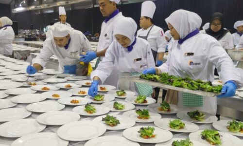 PELAJAR KKBBM SEDIAKAN SAJIAN UNTUK MAJLIS MAKAN MALAM TYT