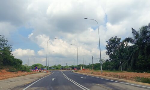 LAMPU SOLAR TERANGI LALUAN KAMPUNG BUKIT KATONG-BUKIT LANGSAT