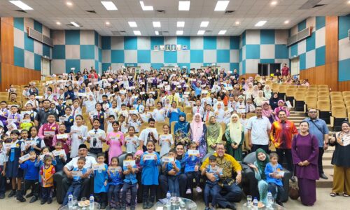 223 ANAK ORANG ASLI DAERAH JASIN TERIMA BANTUAN PERSEKOLAHAN