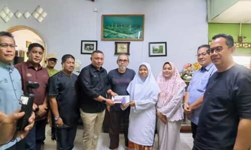 KETUA MENTERI BERI SUNTIKAN SEMANGAT KEPADA ADIK SOFIA