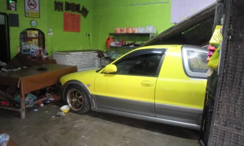 WARGA EMAS MAUT KERETA TERBABAS REMPUH GERAI DI MALIM JAYA