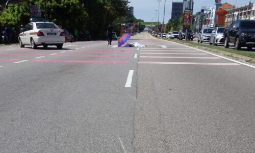 LELAKI MAUT MOTOSIKAL REMPUH BELAKANG KERETA