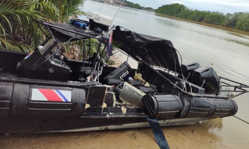 DUA ANGGOTA MARITIM MALAYSIA CEDERA DIREMPUH BOT PANCUNG