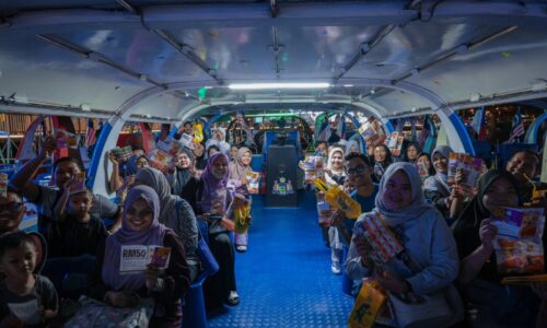 CUTI SEKOLAH: 10,000 SERBU MELAKA RIVER CRUISE