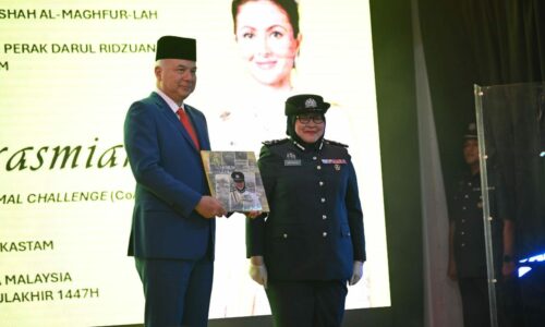 SULTAN NAZRIN SHAH BERKENAN RASMI PROJEK COACH, LANCAR BUKU WIRA WIRAWATI KASTAM