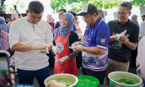 MELAKA PECAH REKOD ONDE-ONDE TERBANYAK, USAHA POPULARKAN KUIH TRADISI