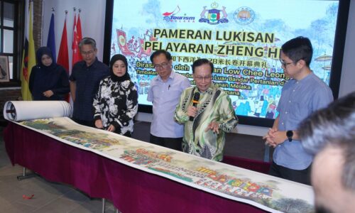 LUKISAN 128 METER PELAYARAN CHENG HO SIMBOL HUBUNGAN DUA BUDAYA
