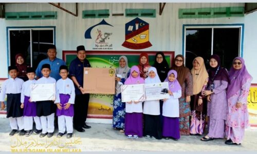 3 SEKOLAH AGAMA DI JASIN TERIMA SUMBANGAN KOMPUTER