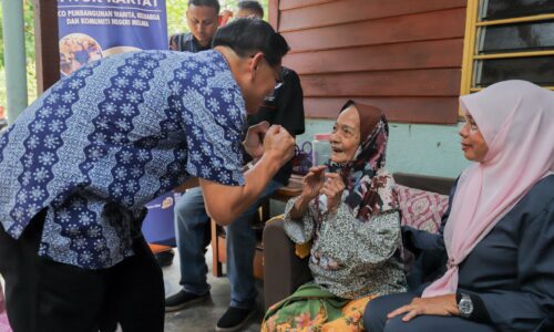 WRUR: NENEK 91 TAHUN SENYUM LEBAR TERIMA ROMBONGAN ZIARAH KASIH