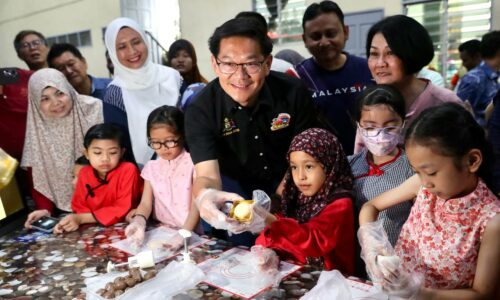 WRUR: KUIH BULAN DAN TANGLUNG SATUKAN MASYARAKAT KLEBANG