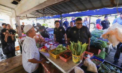 WRUR: PASAR 25 TAHUN BATANG TIGA DINAIK TARAF PASAR WILAYAH KLEBANG