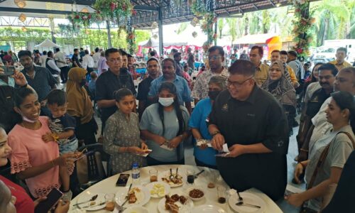 TERUSKAN TRADISI CERIAKAN GOLONGAN B40 SETIAP KALI MUSIM PERAYAAN