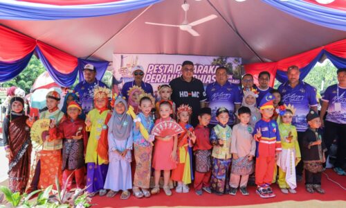 PERARAKAN PERAHU BERHIAS MAMPU TARIK PELANCONG KE TELOK BEREMBANG