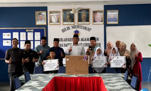 10 SEKOLAH AGAMA MELAKA TERIMA SUMBANGAN KOMPUTER