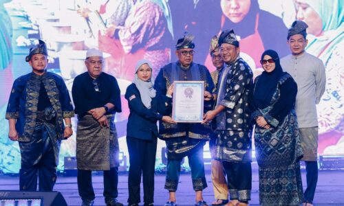 MELAKA MARTABAT MAKANAN, BUSANA TRADISIONAL