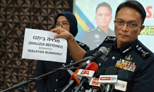 PEMILIK KENDERAAN 4X4 BERTULISAN HEBREW DAKWA PEMINAT TULISAN ANTARABANGSA